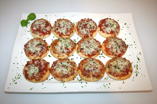 07 - Mamma Gina Mini Steinofen Pizza - Fertig gebacken - Serviert / Served