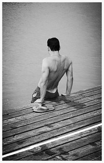 Hombre bañándose en el Neusiedlersee Austria