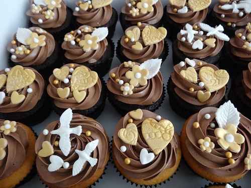 Romantic Chocolate Cupcakes by CAKE Amsterdam - Cakes by ZOBOT