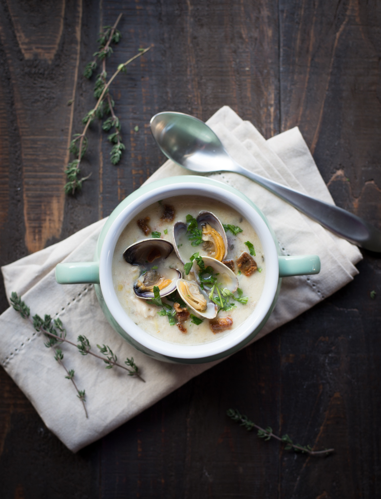 Best Ever New England Clam Chowder www.pineappleandcoconut.com #soup