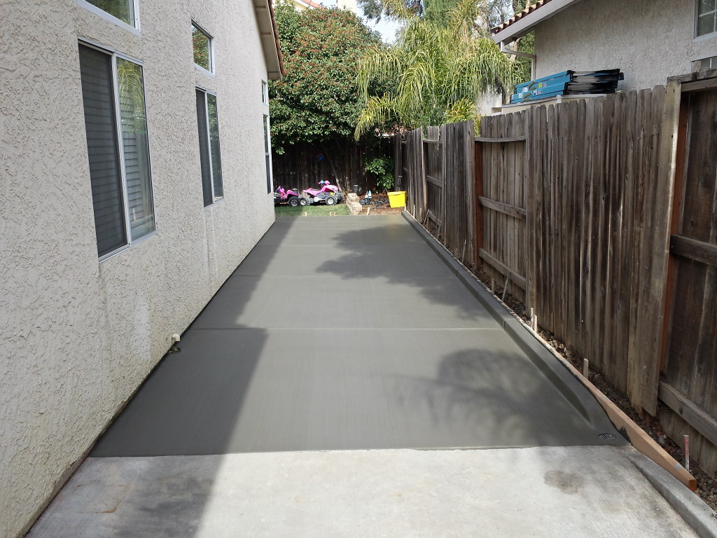 Side Yard Concrete With Curb In Vacaville
