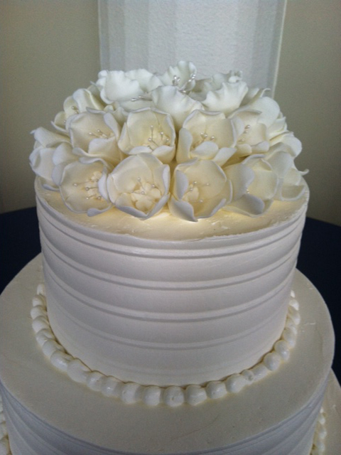 wc-white-flowers-wedding-cake