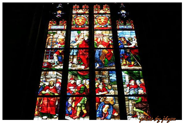 1108878330_教堂內部美麗的彩繪玻璃