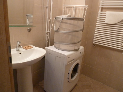Budapest-piso-baño con lavadora.