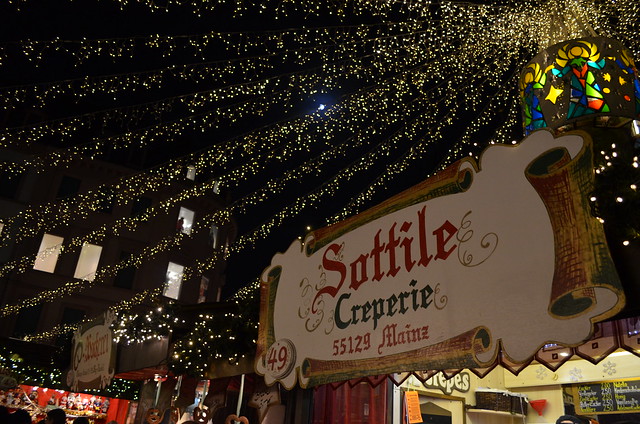 Mainz Weihnachtsmarkt creperie and lights