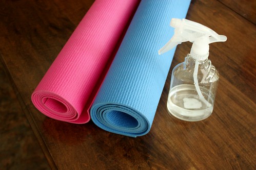 Grazen Graag gedaan erwt Homemade Yoga Mat Cleaner - Life at Cloverhill
