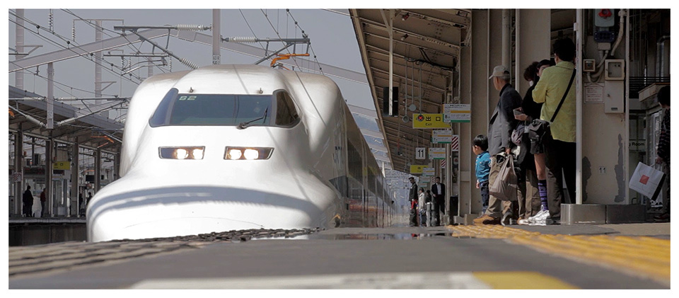 Shinkansen, train à grande vitesse à la gare d'Himeji - Japon