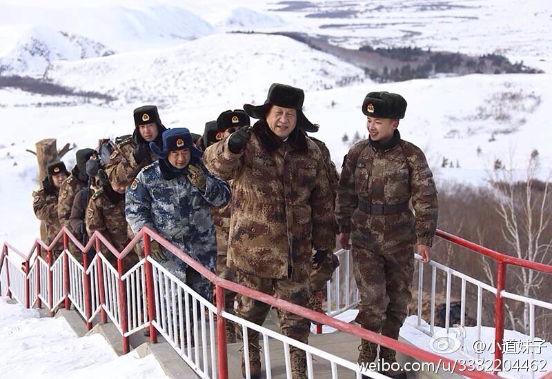 2014年1月26日上午，春節前，習總冒著零下30多度的嚴寒，專程到內蒙古軍區邊防9團1連三角山哨所視察。專職貼身保鏢緊跟在許其亮身後。