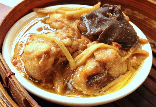 Steamed Chicken with Ginger and Black Fungus