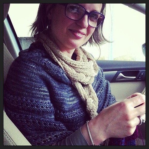 Knitting in the car while waiting to enter at Matilde's theatre spectacle:) Lavorando in macchina aspettando lo spettacolo di teatro di Matilde:)