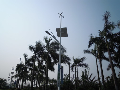Éclairage d'une route par l'association de l'énergie solaire et de l'éolien (SanYa, Hainan, Chine)