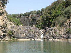 Il lago alimentato dalla cascatella sul basalto colonnare