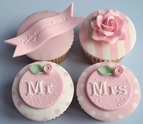 Vintage cupcakes for a newly married couple