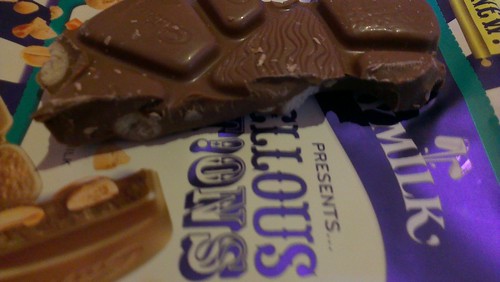 2012-06-27 - Chocolate - Cadbury Peanut Toffee Cookie - 02 - innards