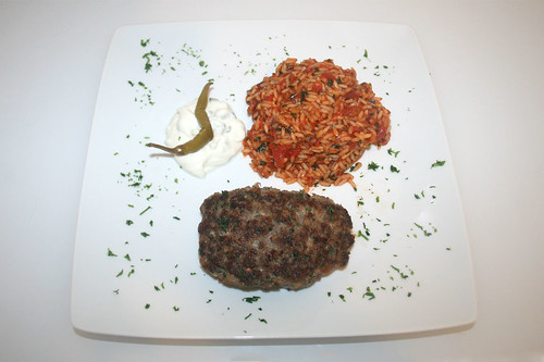 54 - Bifteki mit Tomatenreis - Serviert / Bifteki with tomato rice - Served