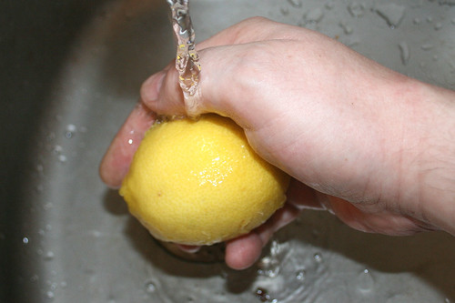 27 - Zitrone waschen / Wash lemon