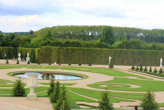 Versailles jardin by Chic n Cheap Living