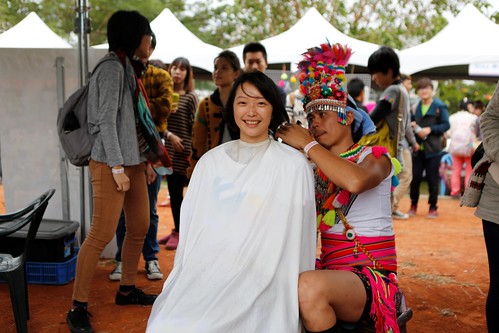 阿美族手作市集  部落行動剪髮師阿香(照片提供：舒米恩工作室 )