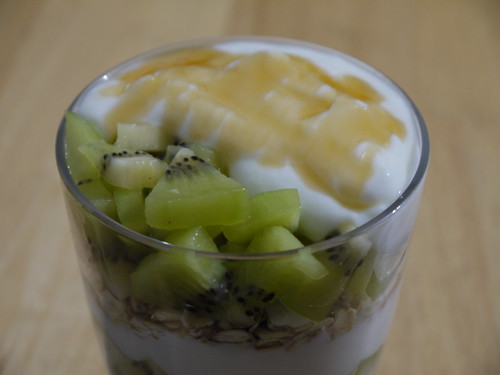 Kiwifruit, yogurt and granola parfait