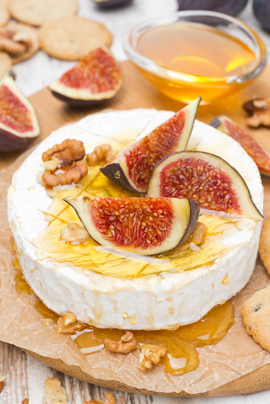 camembert, figs, honey, walnuts and crackers ÑÐ´ÑÑÑ-Ð³Ð·
