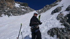 Kuluar w podejsciu na Gran Zebru (3851m)  - Tomek zmienia narty na raki.