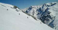 Podejście na Gran Zebru (3851m) - narciarze na stromym zboczu.