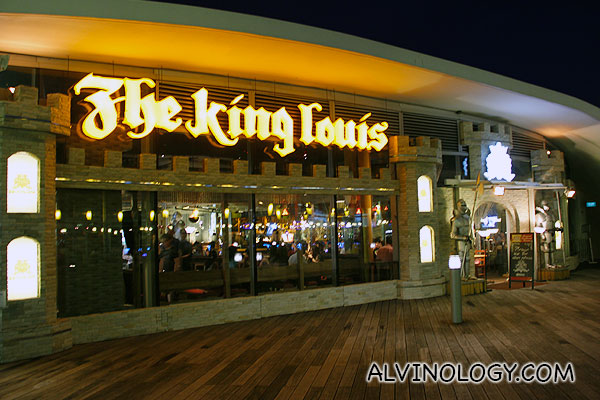 The King Louis Bar & Grill at Vivocity 