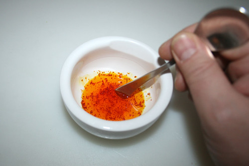 29 - Safran in warmen Wasser auflösen / Dissolve saffron in warm water