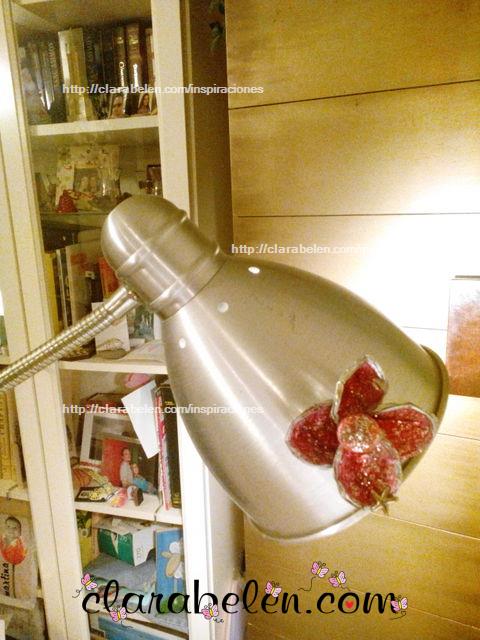 Como decorar una lampara con flores hechas con capsulas de velas muy economicas