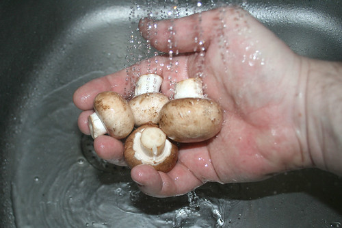 17 - Champignons waschen / Clean mushrooms