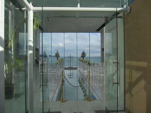 ⑥海に面したガラスの結婚式場 by Poran111