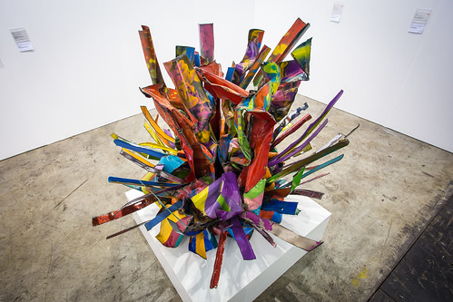 “Sculpture by John Chamberlain: Bloodydrivetrain, 2007 (Painted and chromium plated steel)” / Galerie Karsten Greve AG St. Moritz / Art Basel Hong Kong 2013 / SML.20130523.6D.13855 - 無料写真検索fotoq