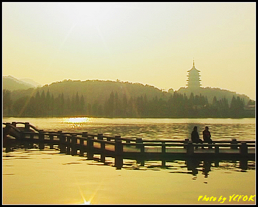 杭州 西湖 (西湖十景之一) 雷峰塔 - 101 (從西湖十景之一  柳浪聞鶯望向雷峰塔 雷峰夕照景)