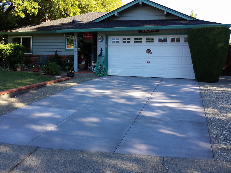 Broom Finish Driveway With Light Grey Color In Vacaville
