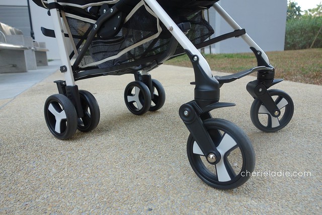 Lucky Baby buggy comes with front swivel wheels 