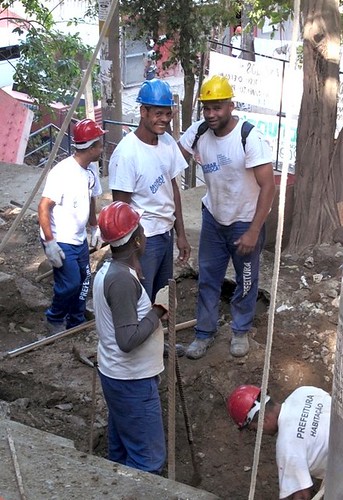 Morar Carioca workers (by: Paula Alvarado, courtesy of Treehugger.com)
