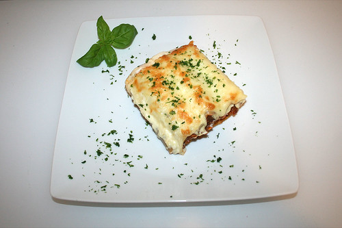 43 - Cannelloni mit Hack-Feta-Füllung - serviert / Cannelloni stuffed with meat & feta - Served