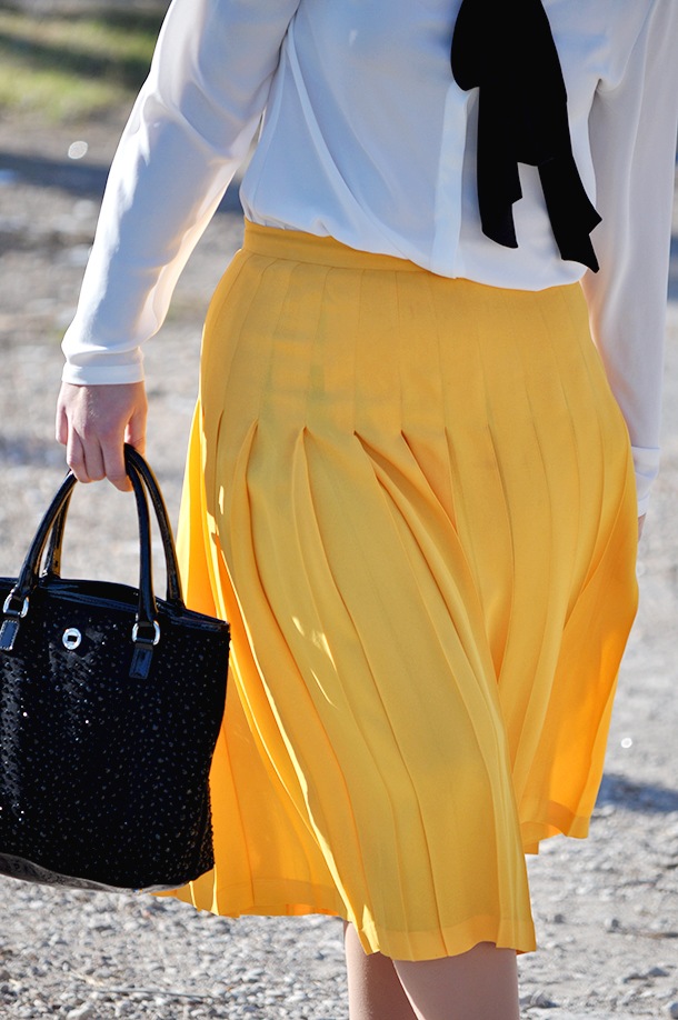 loewe, something fashion, yellow pleated skirt vintage valencia fashion blogger, midi skirt, trendy, bow blouse, marc jacobs transparent sunnies