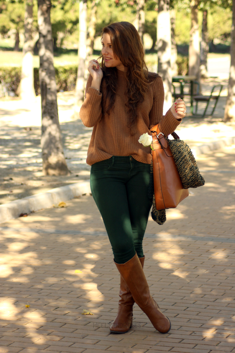 pantalones-verdes-con-jersey-marrón-heelsandroses-(4)