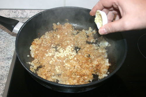 24 - Zwiebeln & Knoblauch andünsten / Braise onions & garlic lightly