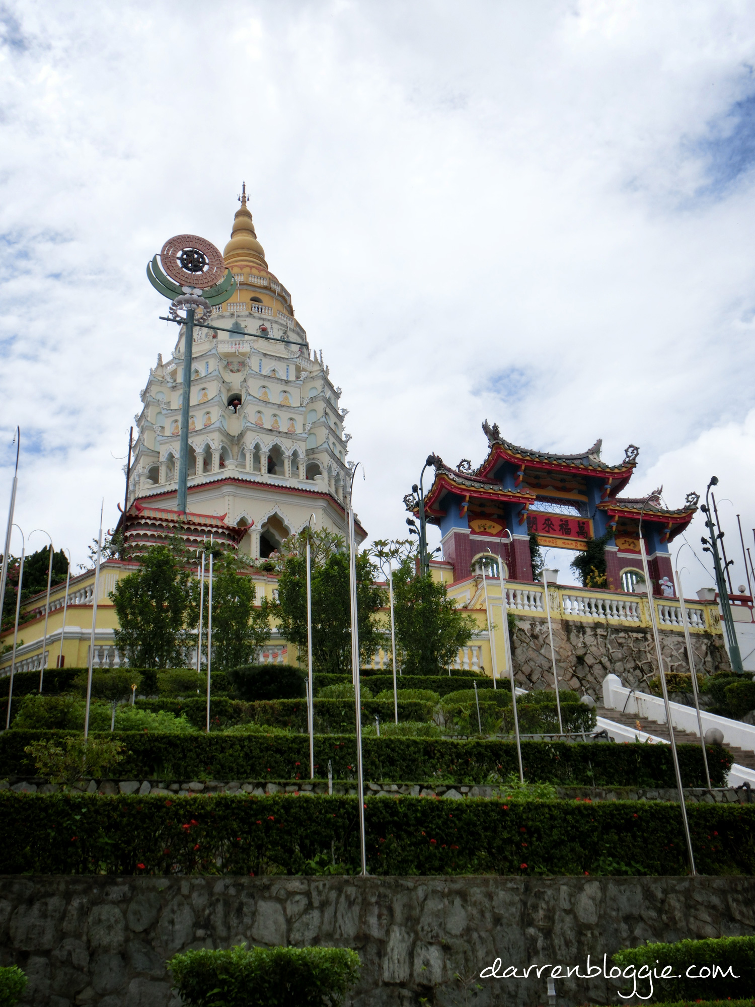 3D2N in Penang : Half Day Tour in Penang to Temples, War Museum & Penang Hill darrenbloggie