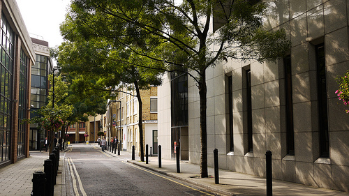 2011年倫敦泰晤士河畔周邊：現代舒適的建築、整潔的街道，一片綠意盎然