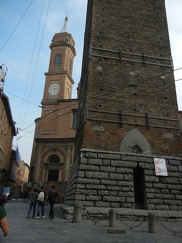 DSCN4800 _ at the base of Torre Asinelli, Bologna, October 2012