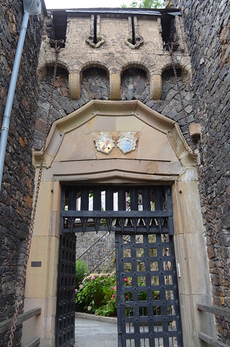 Rheingau Romantik Tour_castle gate at Burg Rheinstein