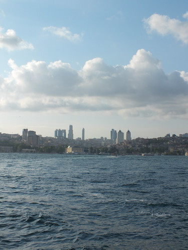 Boszporusz látképe, távolban a Levent kerület (5km) toronyházaival