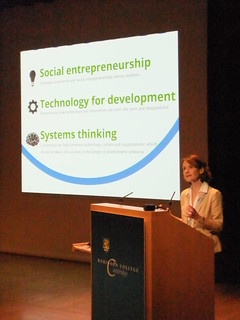 Leda Stott en la presentación de los casos de estudio como vehículos de aprendizaje, en EESD2013