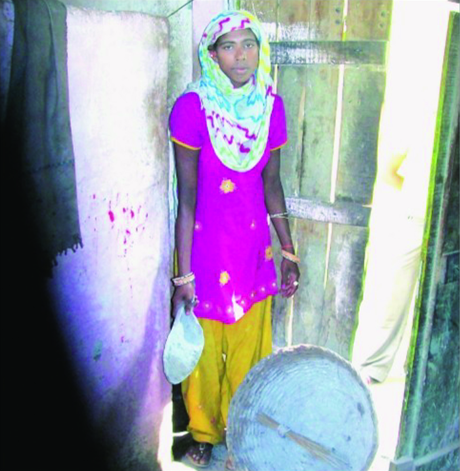 उत्तर प्रदेश के अमरोहा जिले के ढक्का गांव में मैला ढोने के काम में लगी महिला