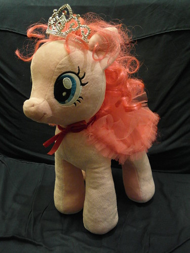 Pinkie's crown & cape