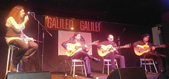 Jorge marcando el compás de una jazz y flamenca melodía