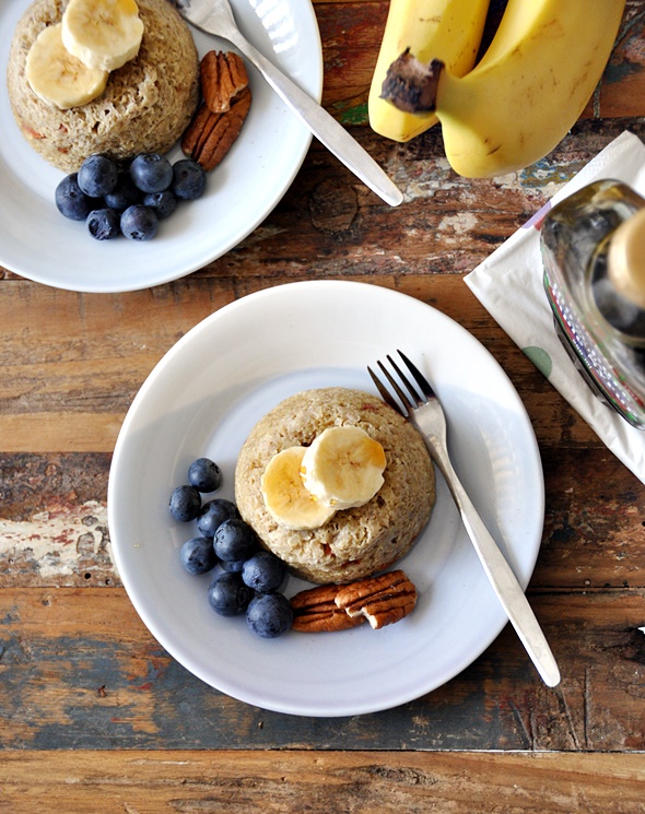 5 minutes banana & quinoa flakes microwave cakes | www.fussfreecooking.com